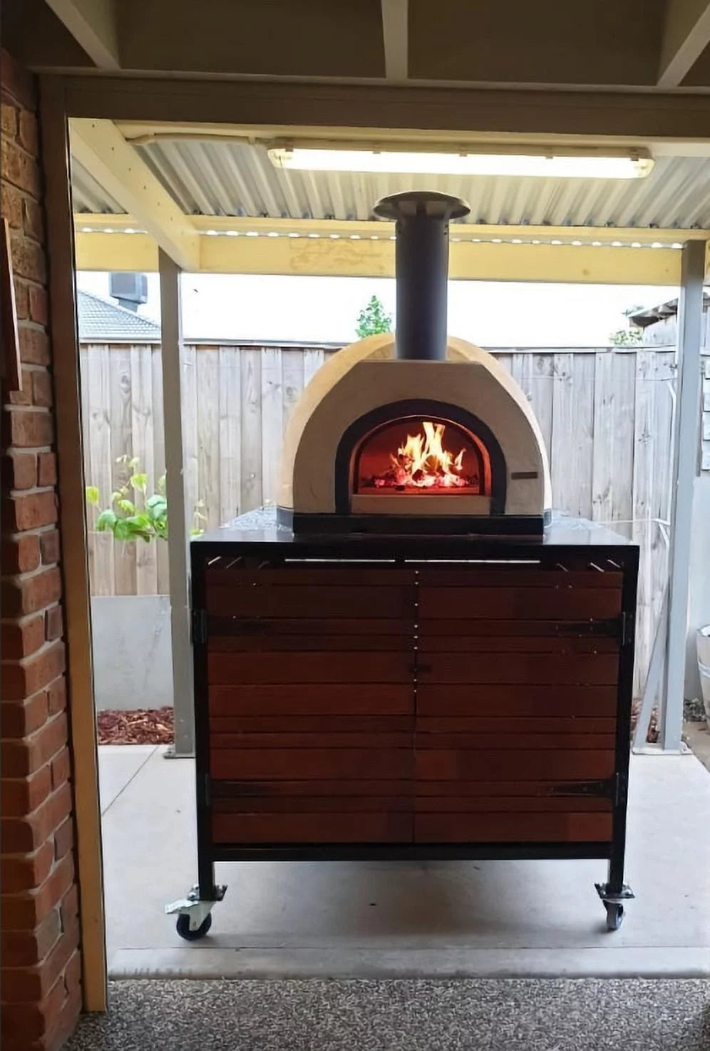 Outdoor Wood Fired Pizza Oven with Black Flue O905