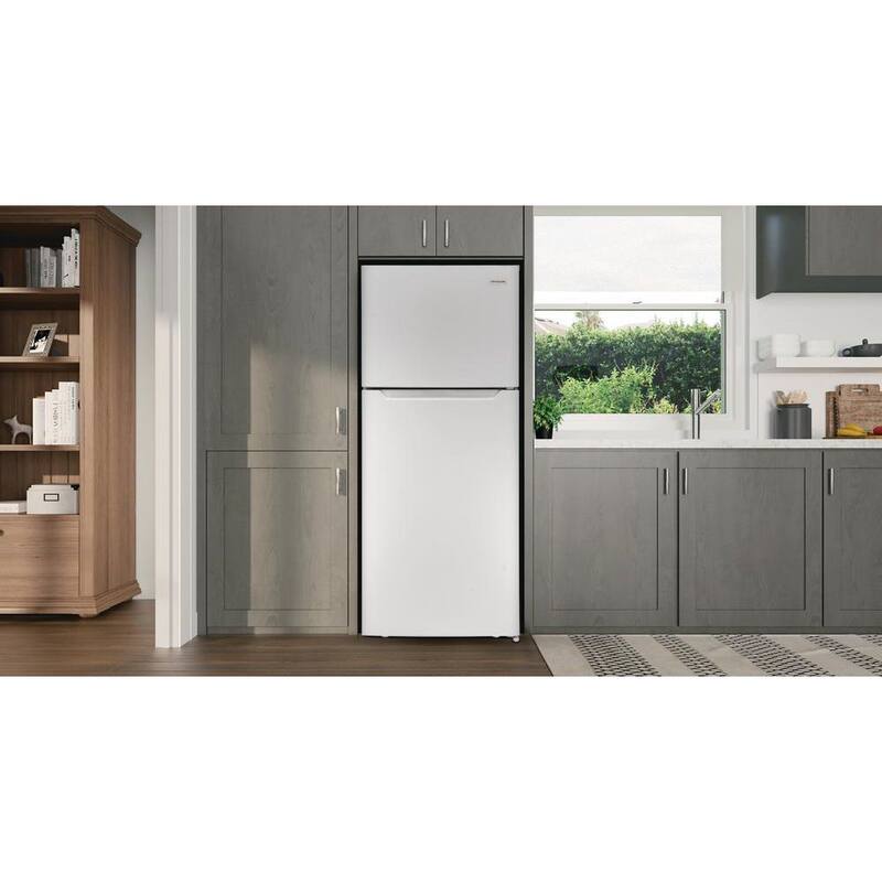 White 17.6 cu. ft. Top Freezer Refrigerator Z9583